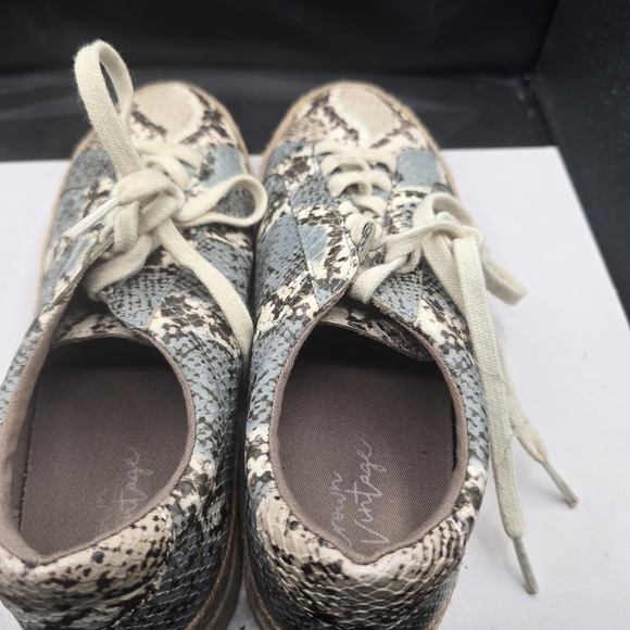 Crown Blue and‎ Cream Snakeskin Sneakers - Picture 4 of 7